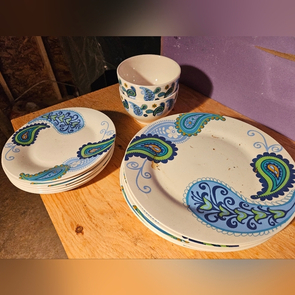 2 sets of dishes - Picture 2 of 4